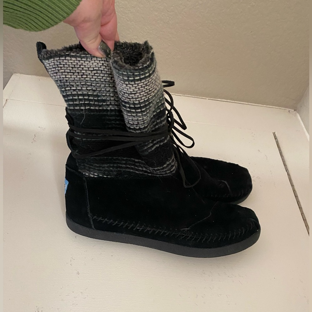 Toms Black Suede Boots Ladies 10 10.5 Faux Fur Lining Tie Slip On Rubber Soles